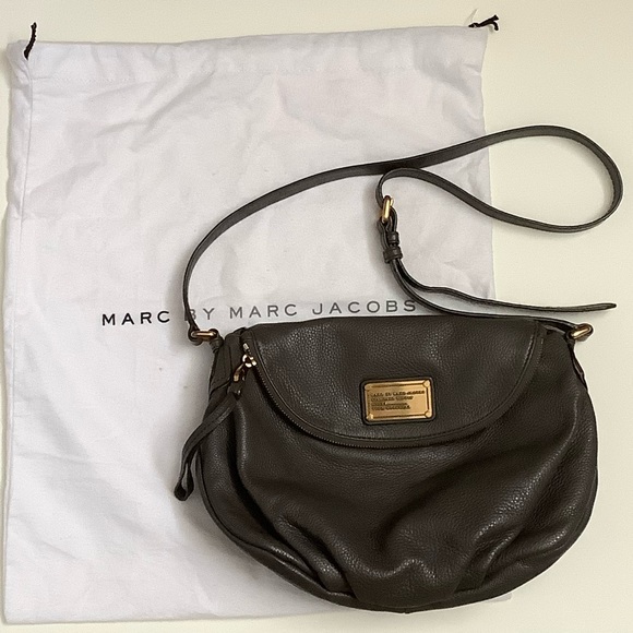 Pre-owned Marc Jacobs Natasha Classic Q Pebble Leather Crossbody